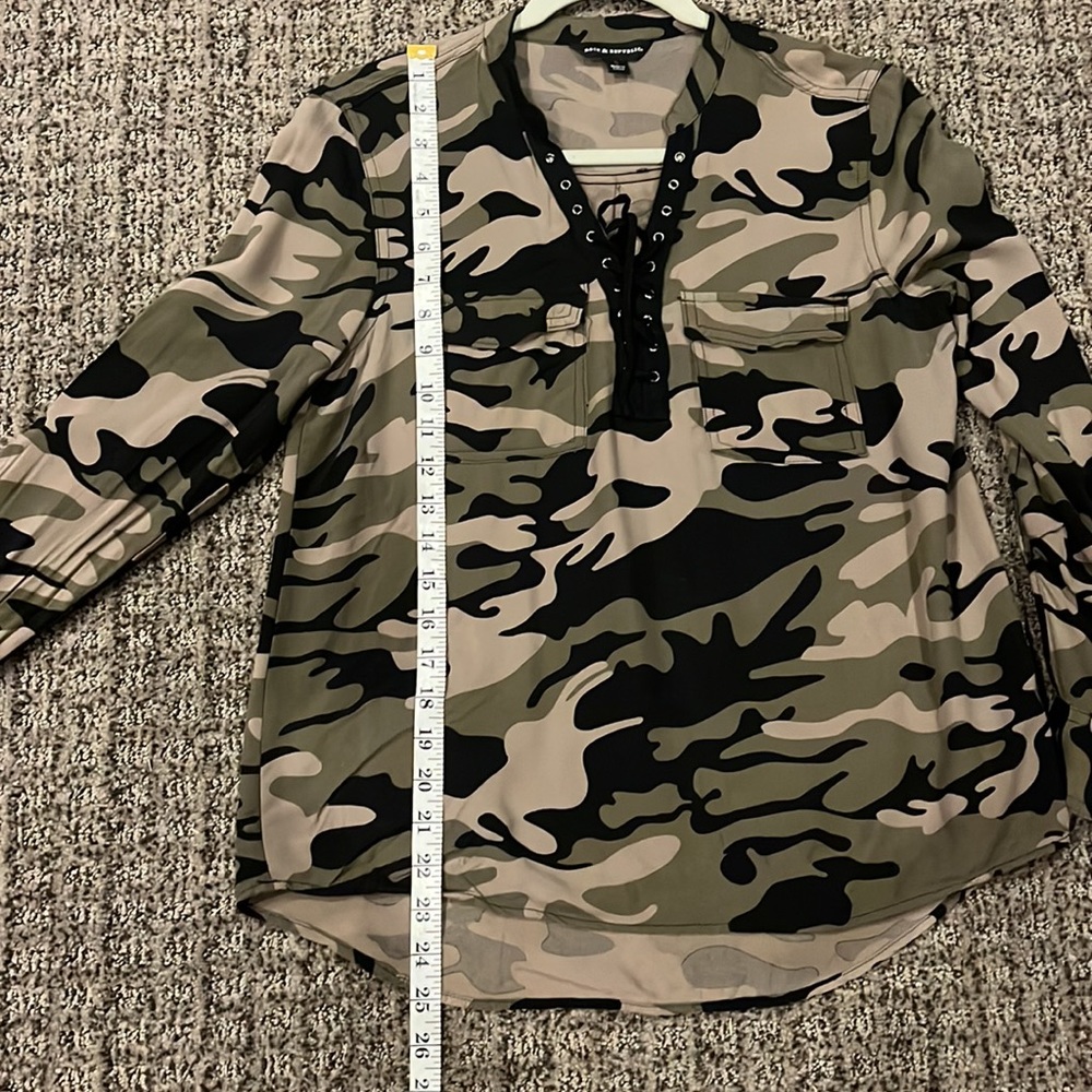 Rock & Republic Women Green Camo Lace up Pullover Shirt size Small - Picture 4 of 8